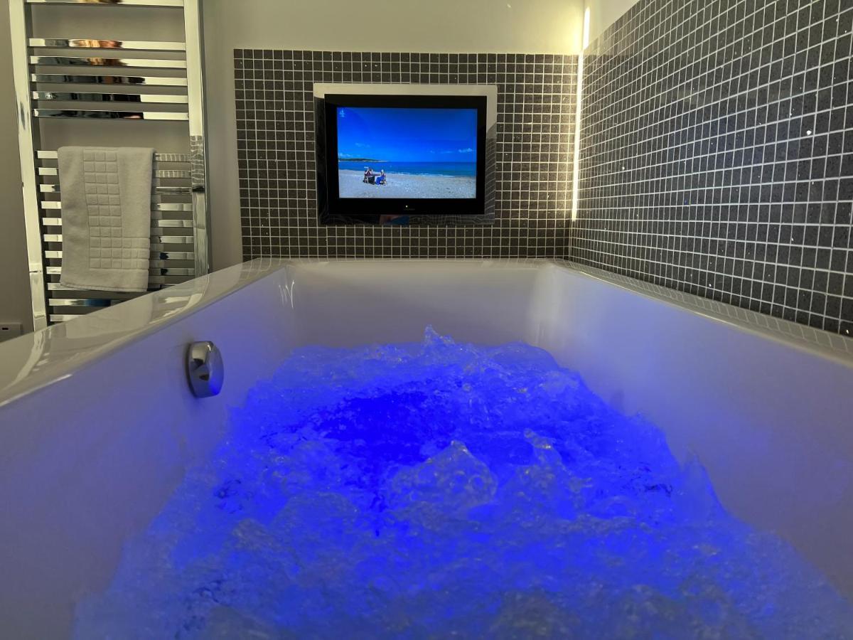 Luxurious 4 Bedroom Home In The Heart Of The Cotswolds With Hot Tub! 스토우온더올드 외부 사진