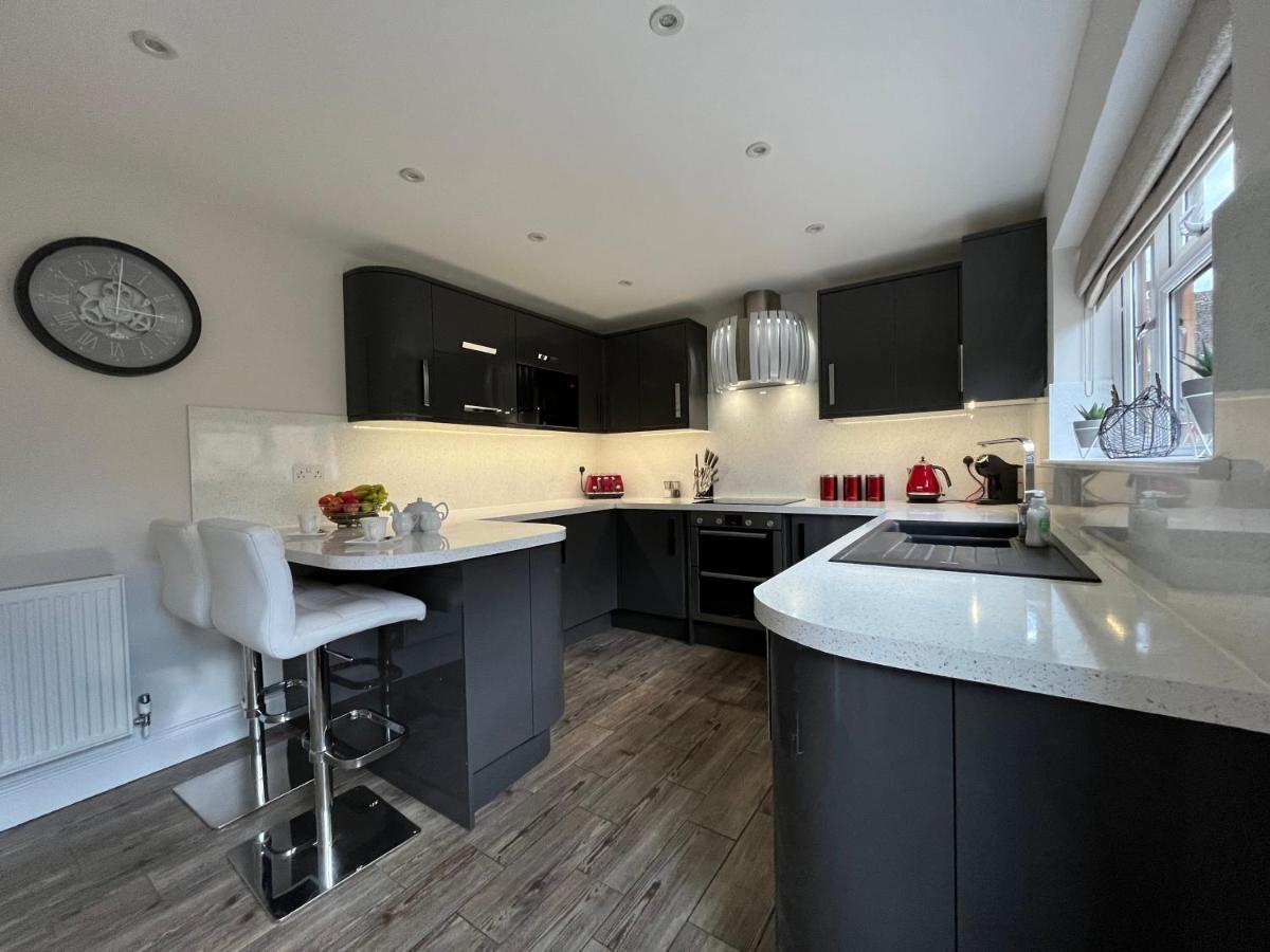 Luxurious 4 Bedroom Home In The Heart Of The Cotswolds With Hot Tub! 스토우온더올드 외부 사진
